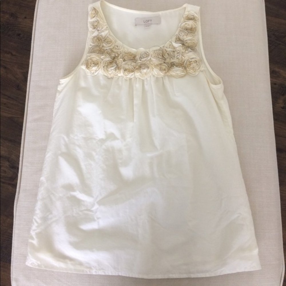 3/$15 Loft Top w Fabric Floral Detail Neckline
